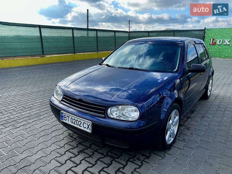 Хэтчбек Volkswagen Golf 2002 в 