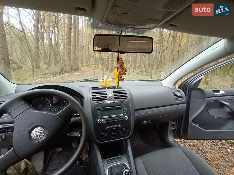 Хетчбек Volkswagen Golf 2005 в Городні