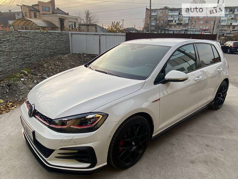 Хэтчбек Volkswagen Golf 2019 в Киеве