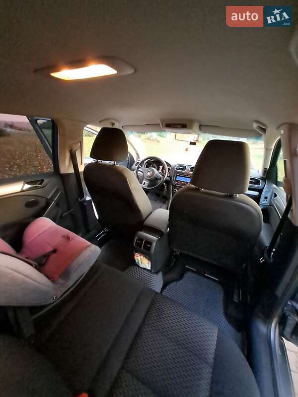 Хэтчбек Volkswagen Golf 2010 в Львове