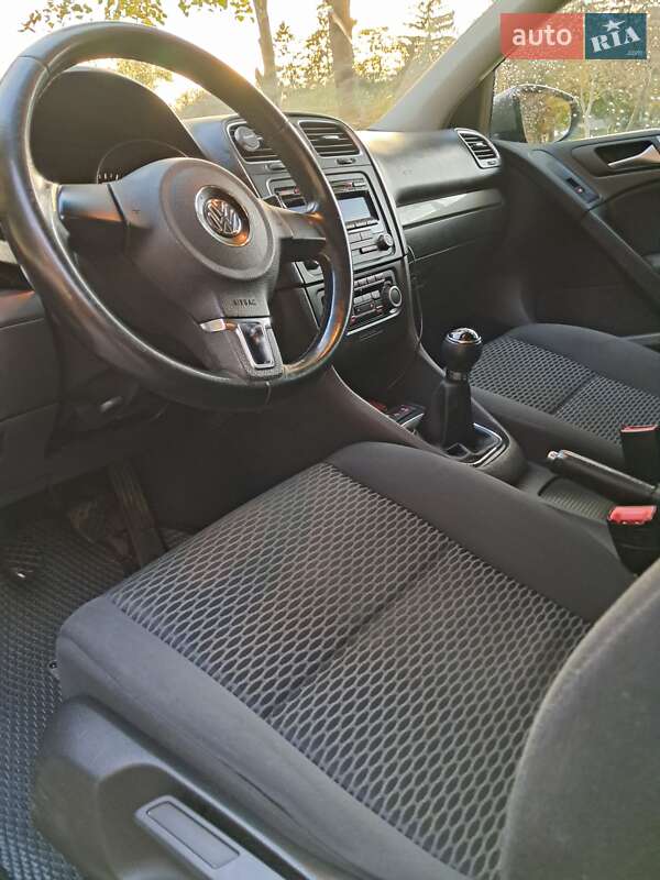 Хэтчбек Volkswagen Golf 2010 в Львове