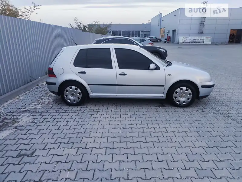 Хэтчбек Volkswagen Golf 1998 в 