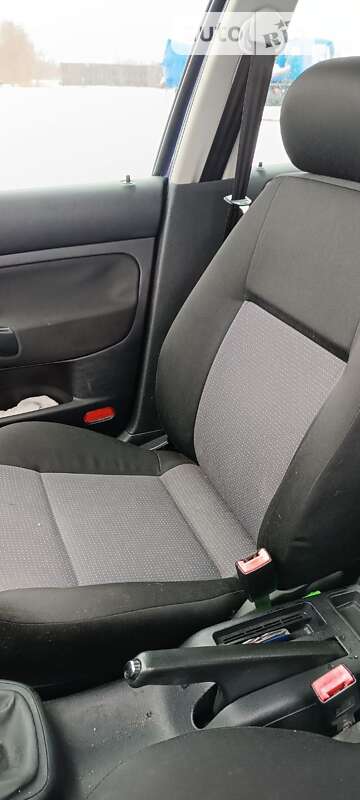 Хетчбек Volkswagen Golf 2002 в Гадячі