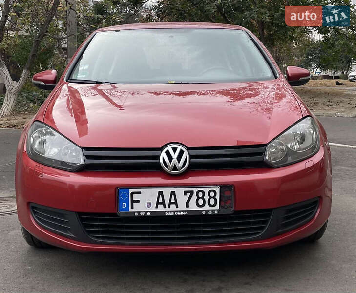 Хэтчбек Volkswagen Golf 2010 в 