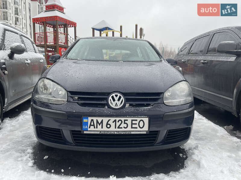 Хэтчбек Volkswagen Golf 2004 в Ворзеле