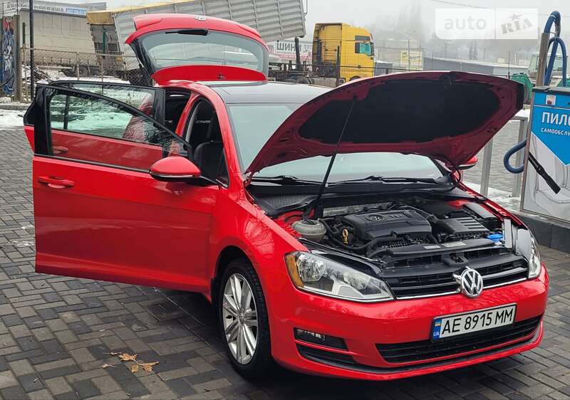 Хетчбек Volkswagen Golf 2015 в Дніпрі