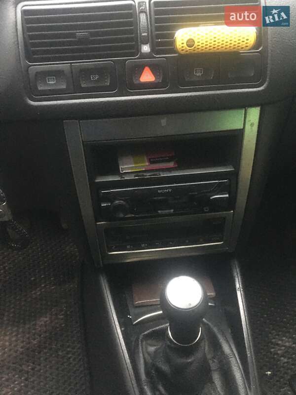 Хетчбек Volkswagen Golf 2001 в Луцьку