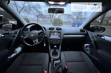 Хэтчбек Volkswagen Golf 2010 в Ужгороде