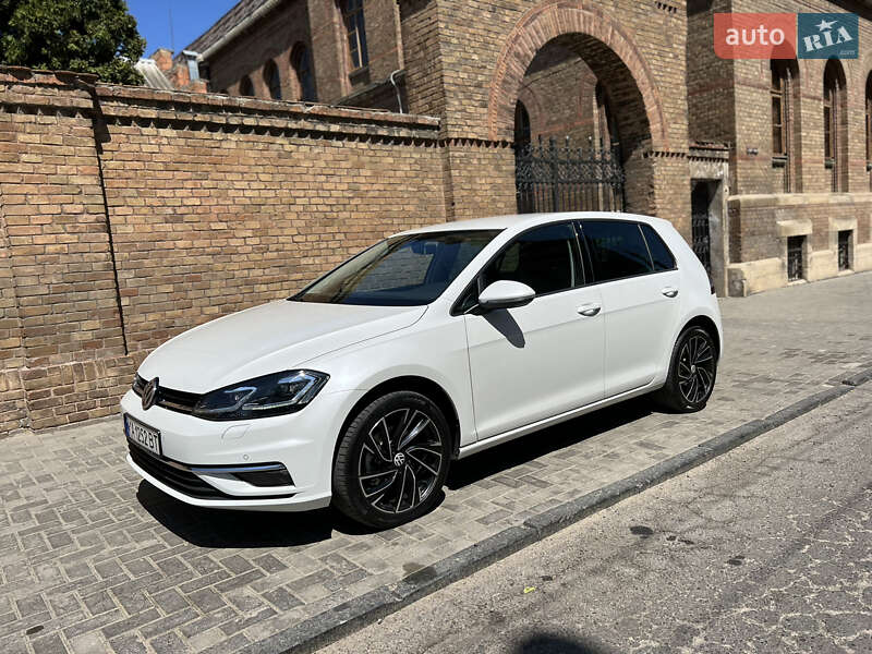 Хетчбек Volkswagen Golf 2020 в Чернівцях