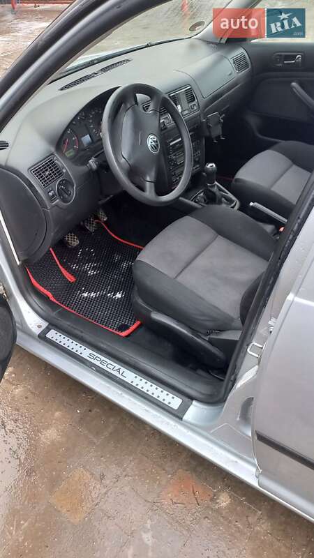 Хетчбек Volkswagen Golf 2002 в Чемерівцях