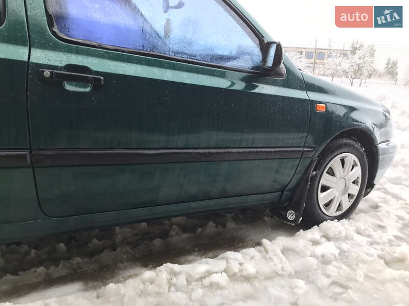 Хэтчбек Volkswagen Golf 1995 в Самборе