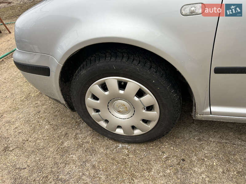 Універсал Volkswagen Golf 2005 в Звягелі