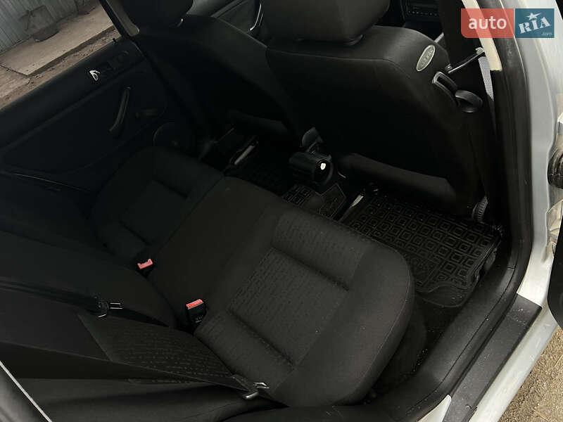 Універсал Volkswagen Golf 2005 в Звягелі