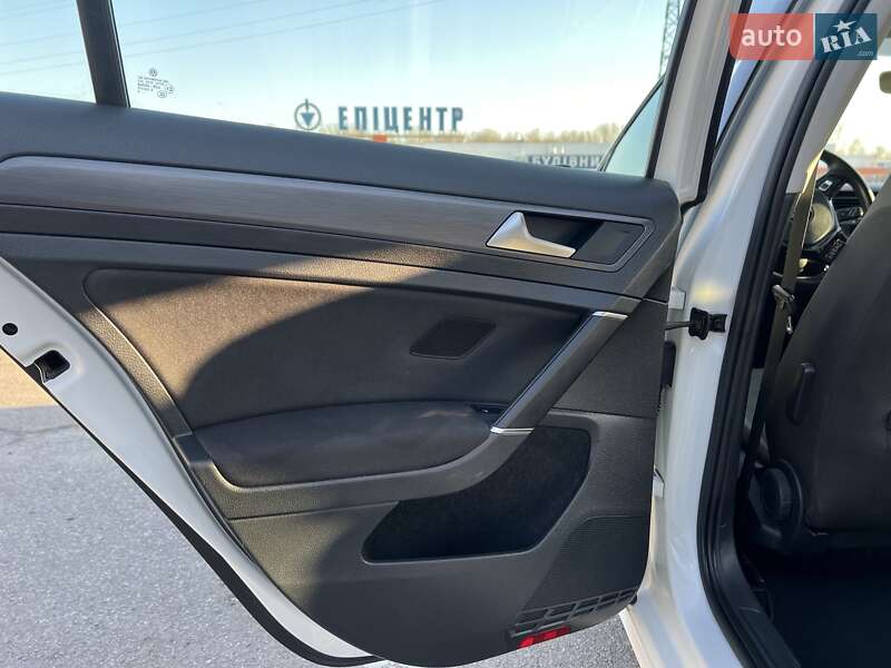 Универсал Volkswagen Golf 2018 в Ужгороде