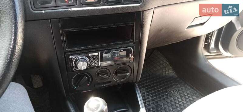 Хетчбек Volkswagen Golf 2001 в Чернівцях