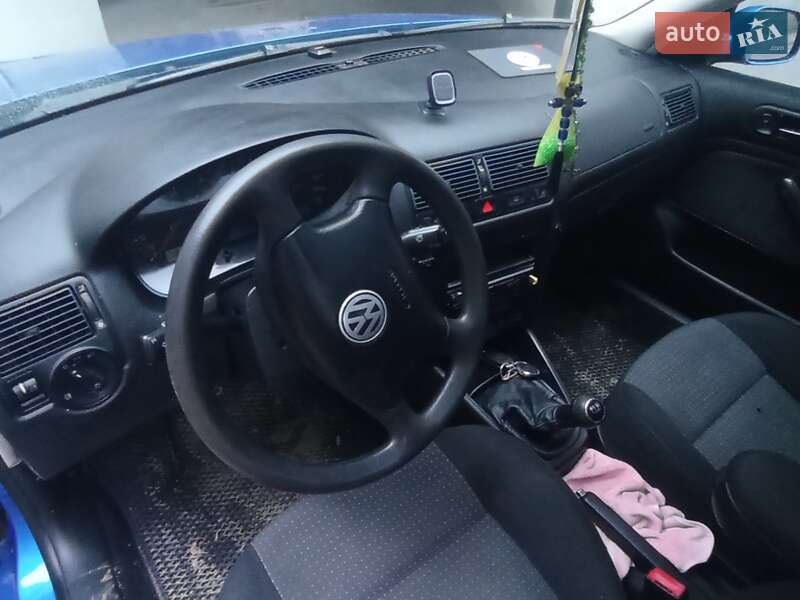 Хэтчбек Volkswagen Golf 2003 в Сторожинце
