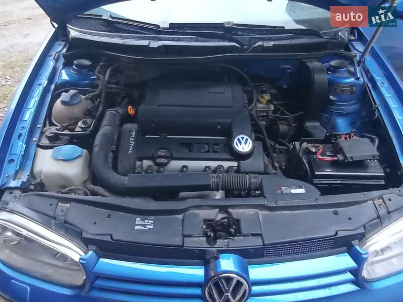 Хэтчбек Volkswagen Golf 2003 в Сторожинце