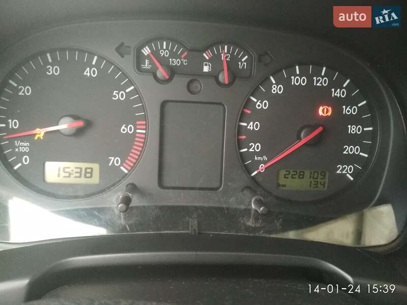 Універсал Volkswagen Golf 2000 в Чернівцях