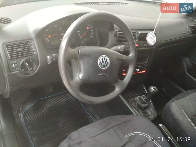 Універсал Volkswagen Golf 2000 в Чернівцях