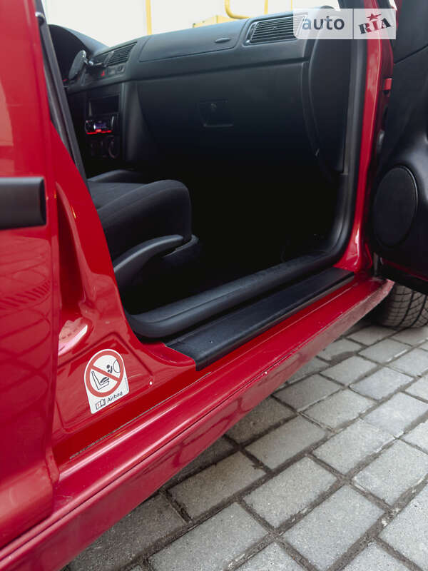 Хетчбек Volkswagen Golf 2003 в Львові