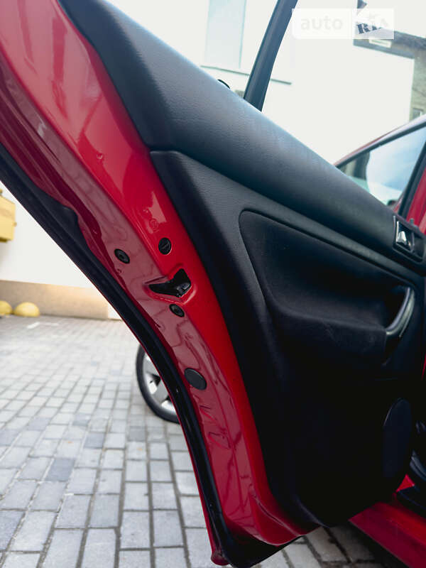 Хетчбек Volkswagen Golf 2003 в Львові