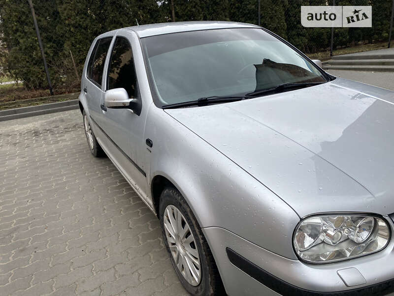 Хэтчбек Volkswagen Golf 2002 в Яворове