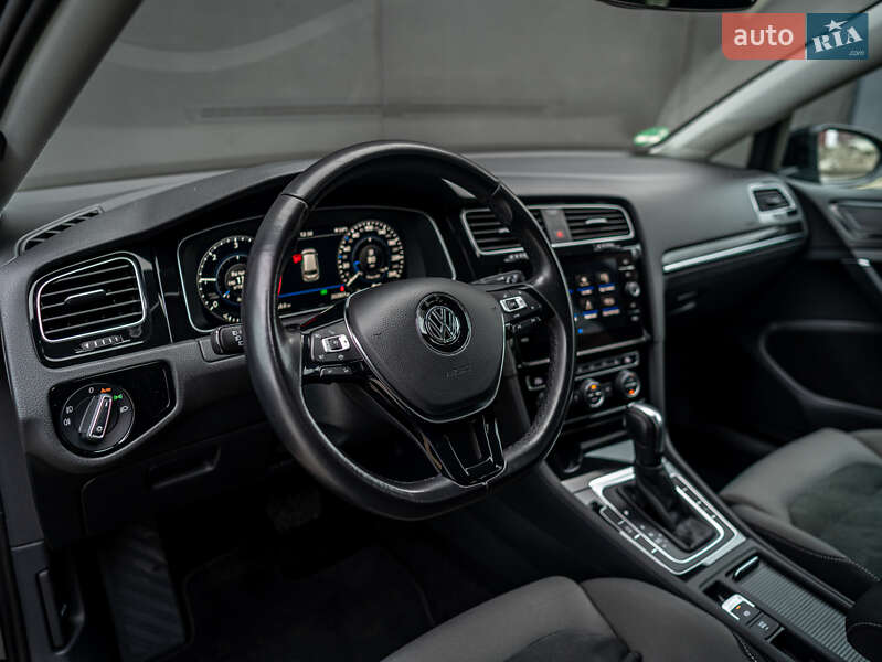 Універсал Volkswagen Golf 2020 в Києві