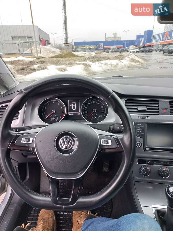 Хэтчбек Volkswagen Golf 2016 в Ромнах