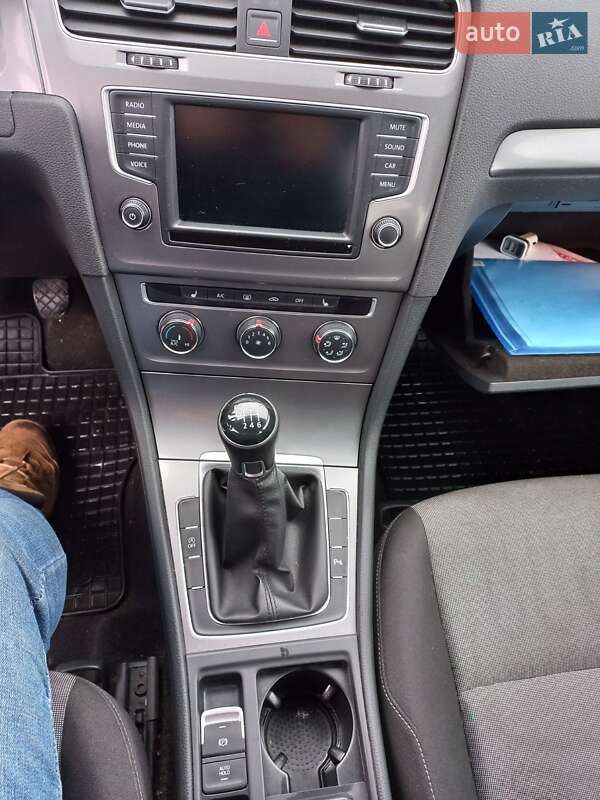 Хэтчбек Volkswagen Golf 2016 в Ромнах