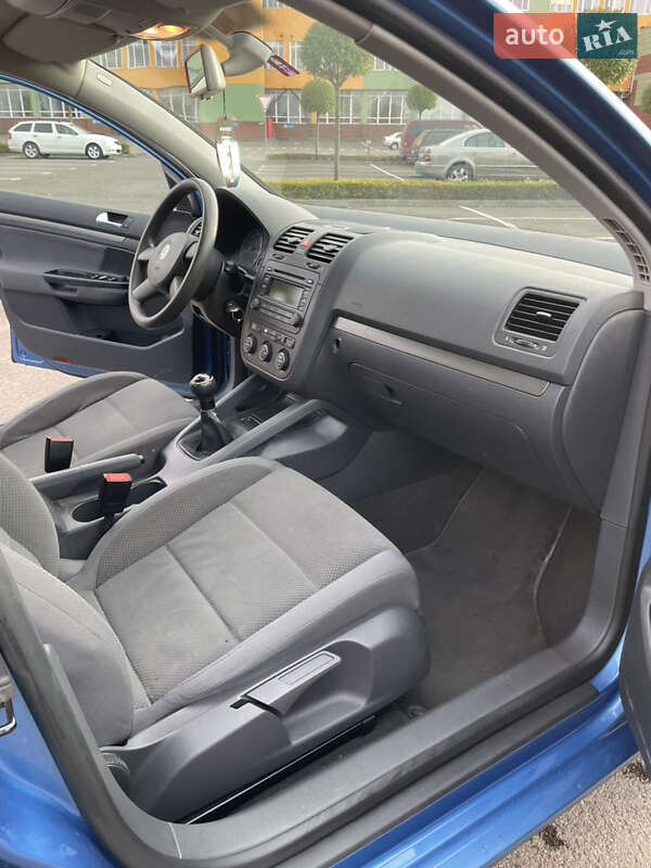 Хетчбек Volkswagen Golf 2003 в Луцьку
