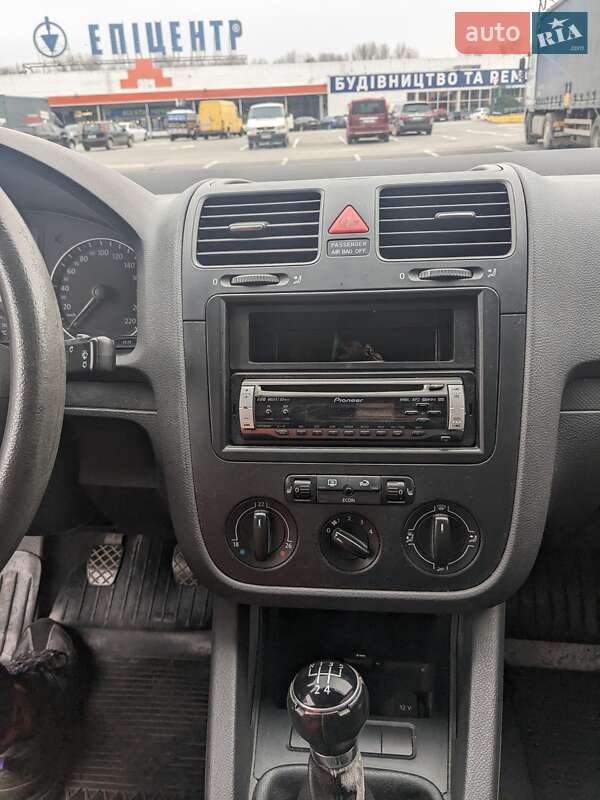 Хетчбек Volkswagen Golf 2004 в Ужгороді