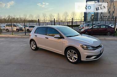 Хэтчбек Volkswagen Golf 2017 в Киеве