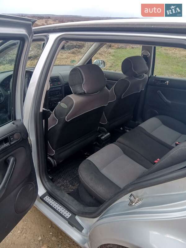 Хэтчбек Volkswagen Golf 2003 в Стебнику