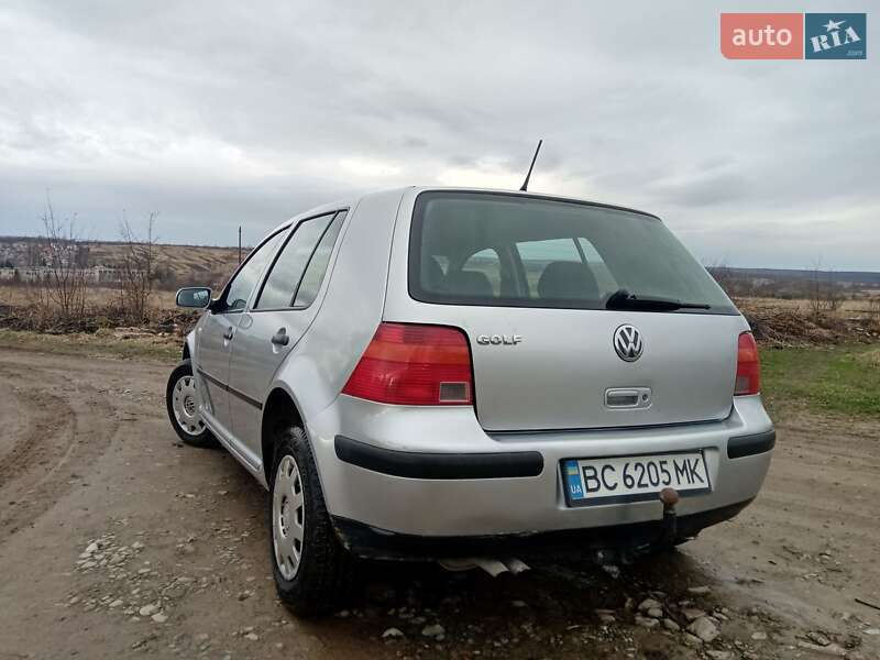 Хэтчбек Volkswagen Golf 2003 в Стебнику