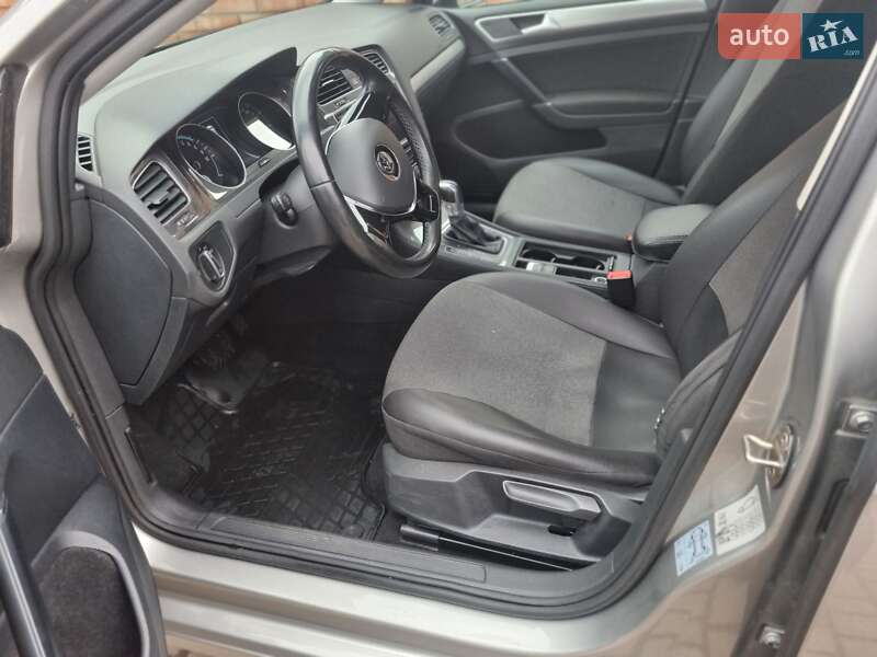 Хетчбек Volkswagen Golf 2016 в Львові