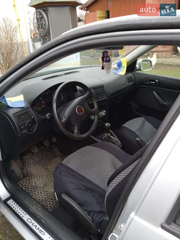 Хэтчбек Volkswagen Golf 2002 в Тлумаче