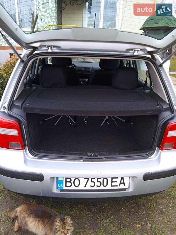 Хэтчбек Volkswagen Golf 2002 в Тлумаче