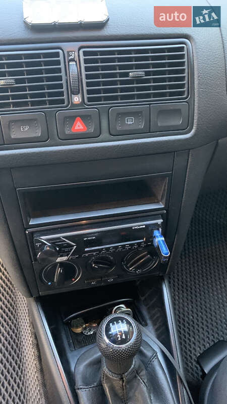 Хетчбек Volkswagen Golf 2003 в Зміїві