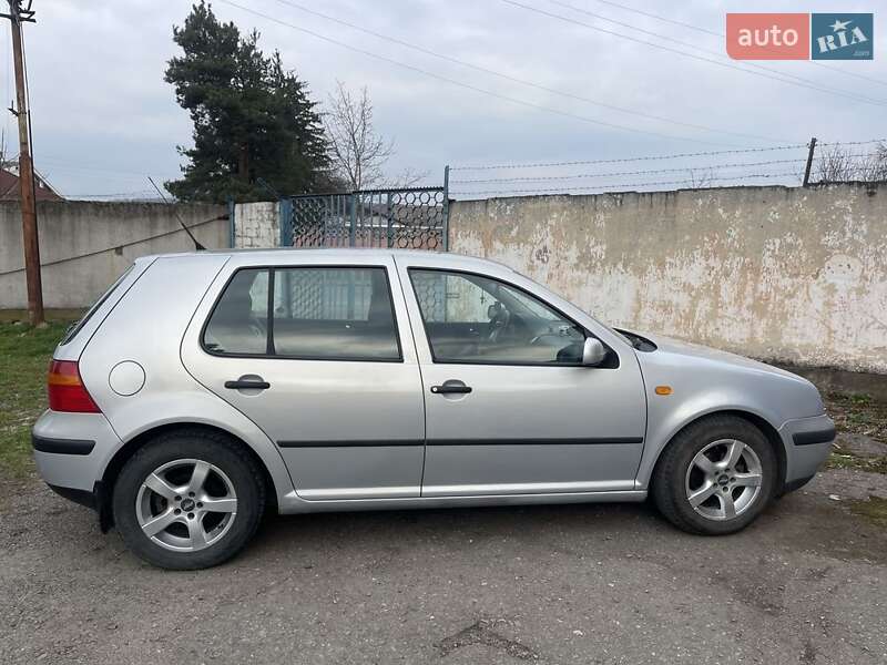 Хэтчбек Volkswagen Golf 1999 в Берегово