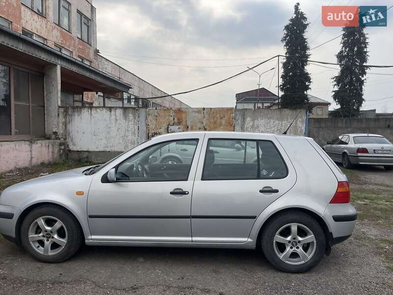 Хэтчбек Volkswagen Golf 1999 в Берегово