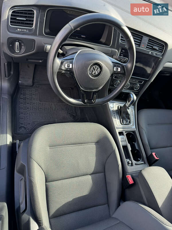 Хэтчбек Volkswagen Golf 2017 в Тернополе