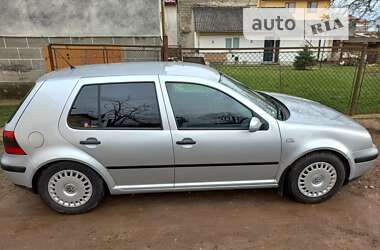 Хэтчбек Volkswagen Golf 2002 в Самборе