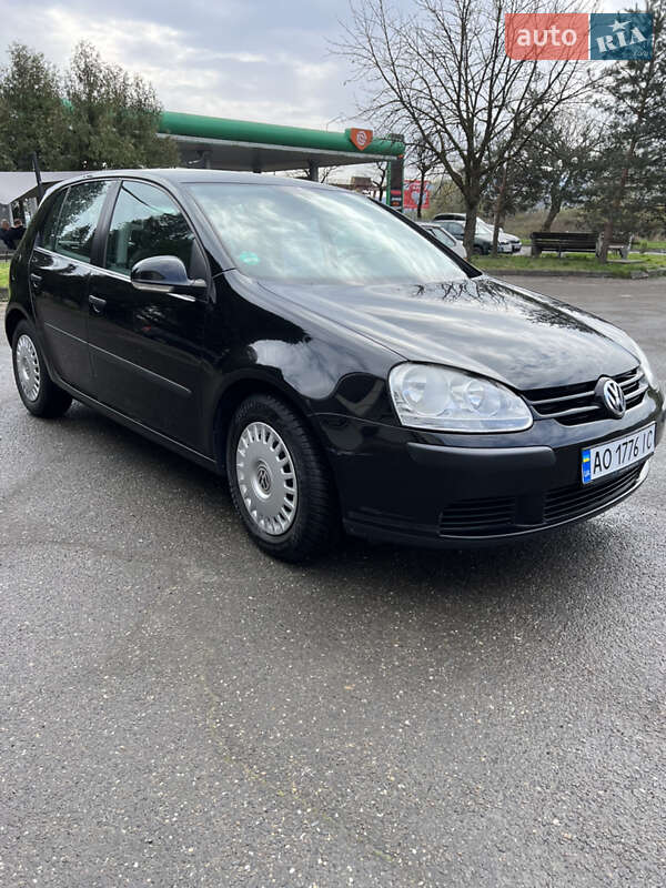 Хетчбек Volkswagen Golf 2004 в Хусті
