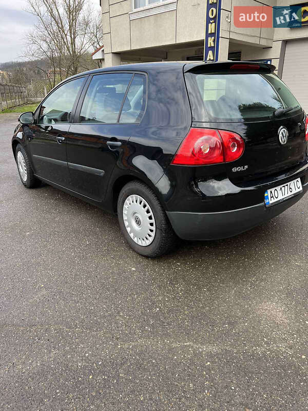 Хетчбек Volkswagen Golf 2004 в Хусті