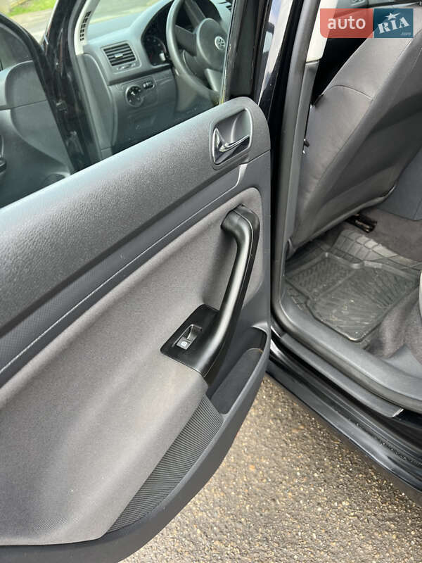 Хетчбек Volkswagen Golf 2004 в Хусті
