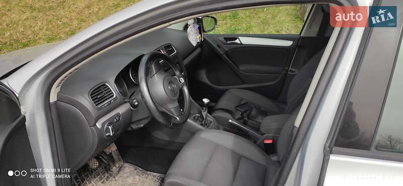 Хэтчбек Volkswagen Golf 2010 в Львове