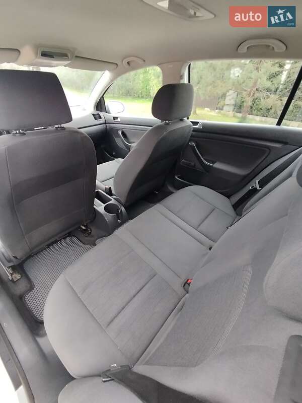 Хэтчбек Volkswagen Golf 2004 в Яворове