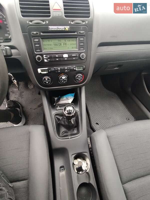 Хэтчбек Volkswagen Golf 2004 в Яворове