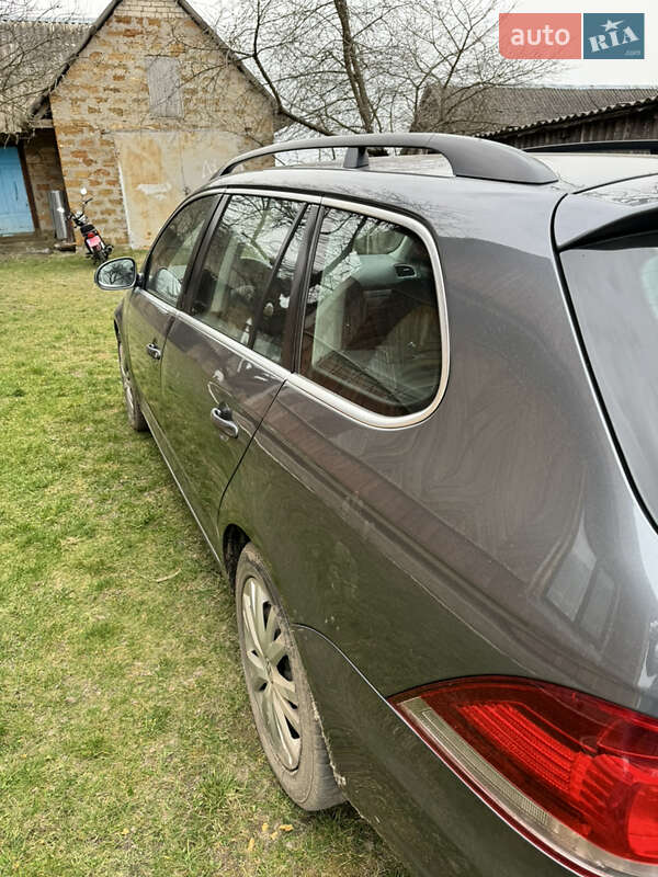 Универсал Volkswagen Golf 2009 в Вараше