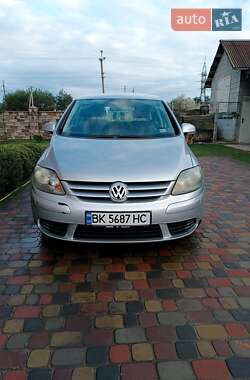 Хетчбек Volkswagen Golf 2005 в Володимирці